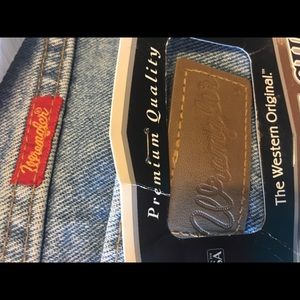 Slim fit.Cowboy cut jean. Wrangler. size 1x34. new